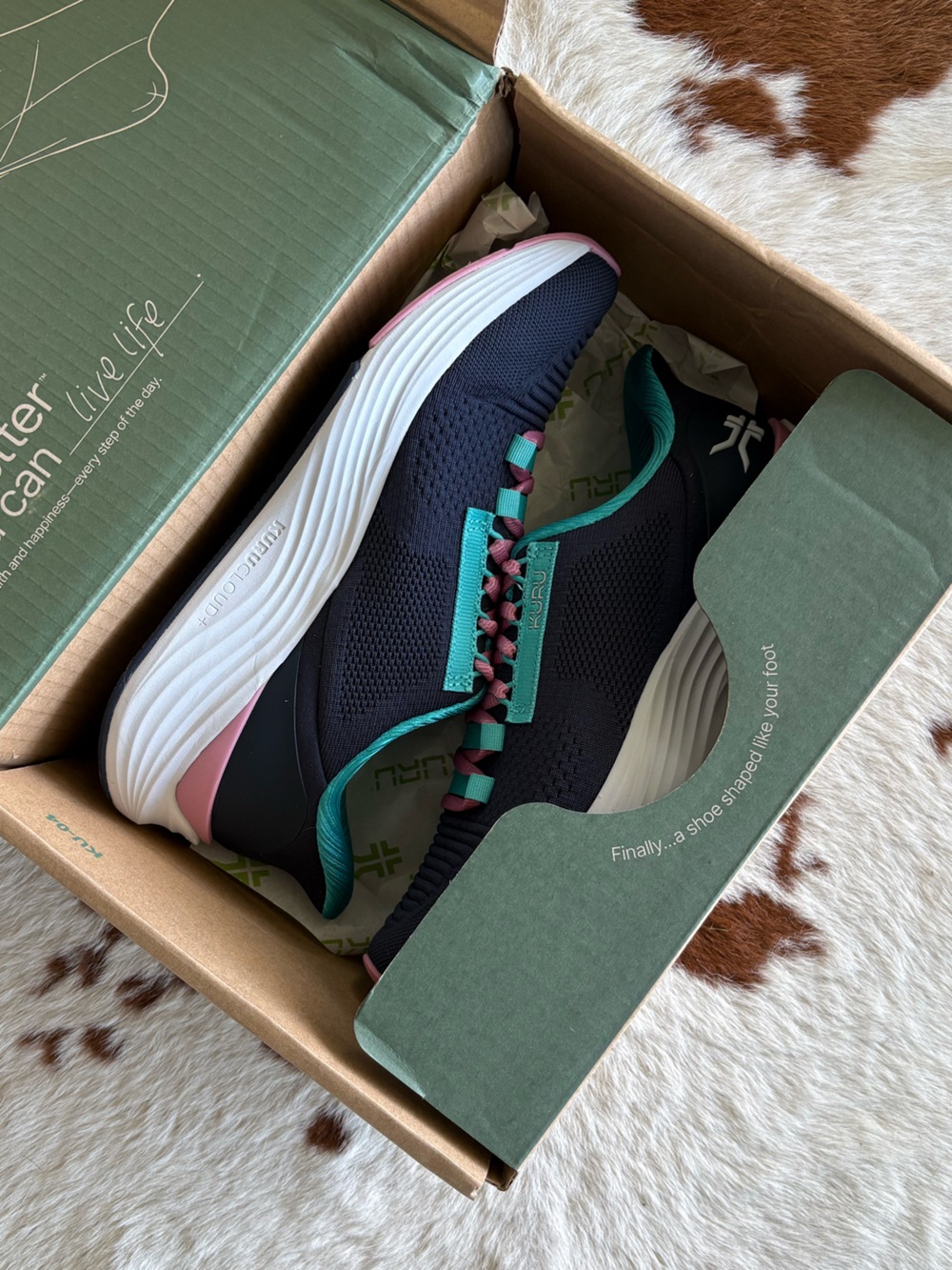 NEW in box: Women's Kuru Atom 2 sneakers in Night Blue/ Teal